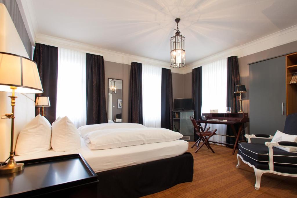 Postel nebo postele na pokoji v ubytování Hotel Würzburger Hof ****
