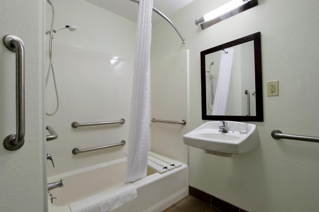 Candlewood Suites Rogers-Bentonville by IHG - Queen Studio - Toegang Voor Gehandicapten