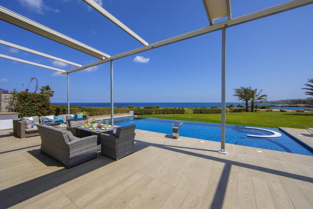 Bazén v ubytování Protaras Seafront Villa Infinte Aretousa nebo v jeho okolí