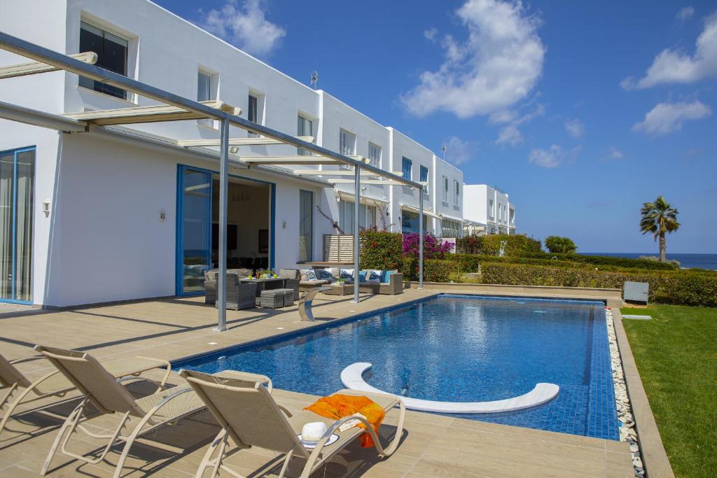 Bazén v ubytování Protaras Seafront Villa Infinte Aretousa nebo v jeho okolí