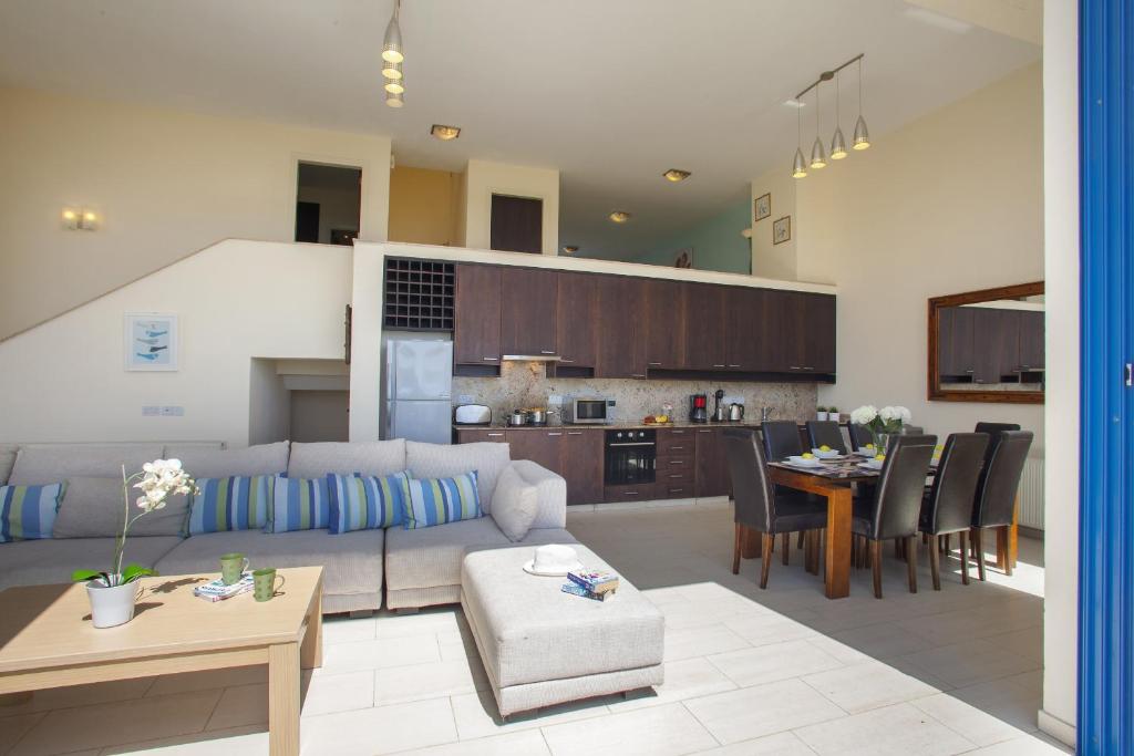 Kuchyň nebo kuchyňský kout v ubytování Protaras Seafront Villa Infinte Aretousa