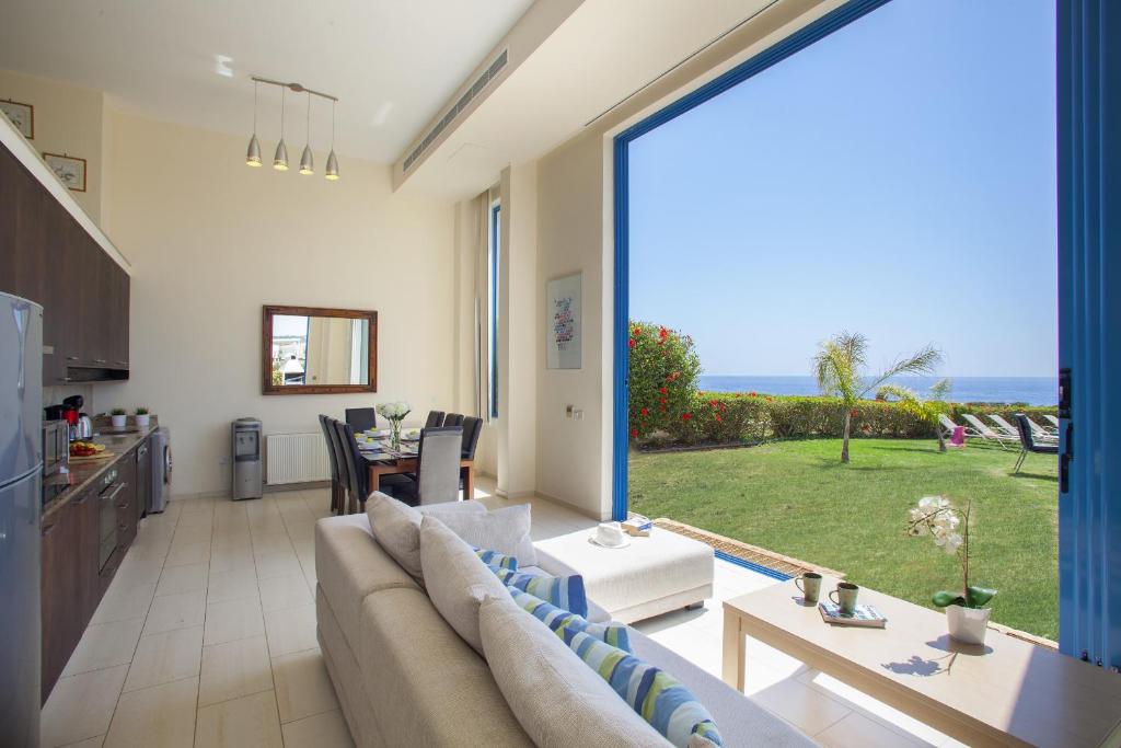 Fotografie z fotogalerie ubytování Protaras Seafront Villa Infinte Aretousa v destinaci Protaras