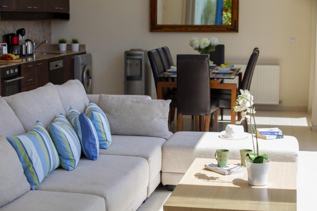 Posezení v ubytování Protaras Seafront Villa Infinte Aretousa