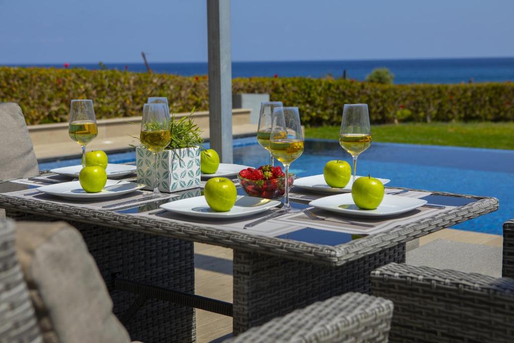 Nápoje v ubytování Protaras Seafront Villa Infinte Aretousa
