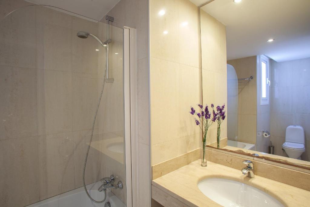 Koupelna v ubytování Protaras Seafront Villa Infinte Aretousa