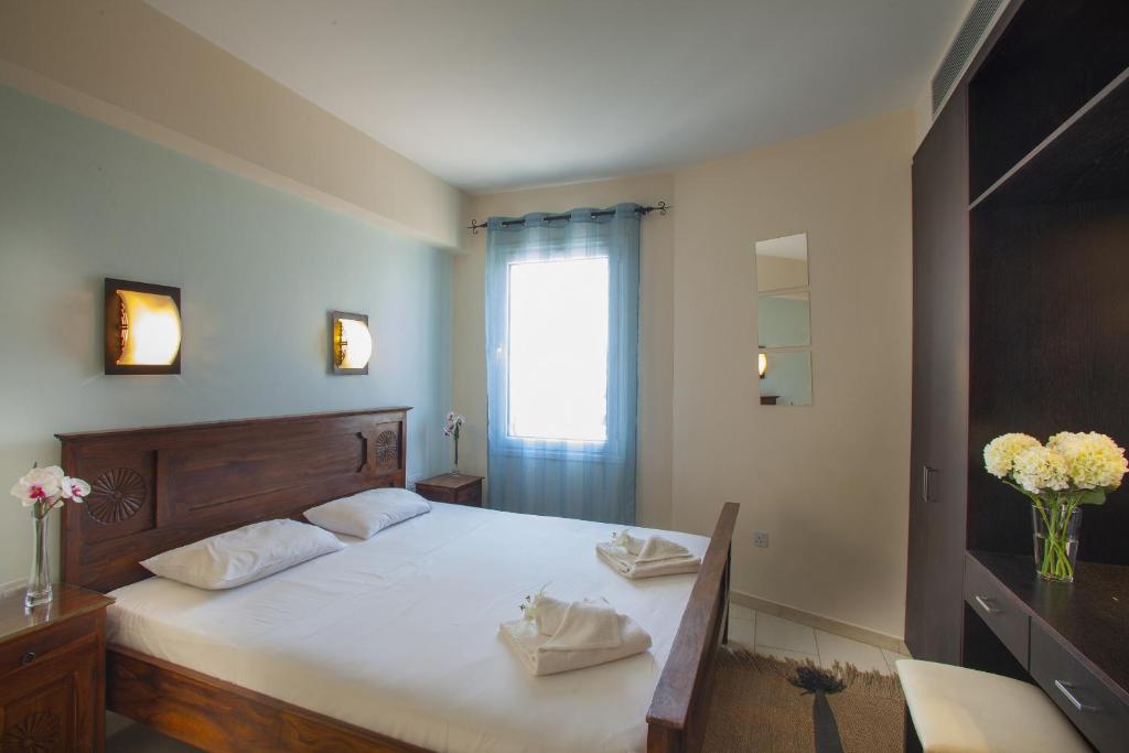 Postel nebo postele na pokoji v ubytování Protaras Seafront Villa Infinte Aretousa