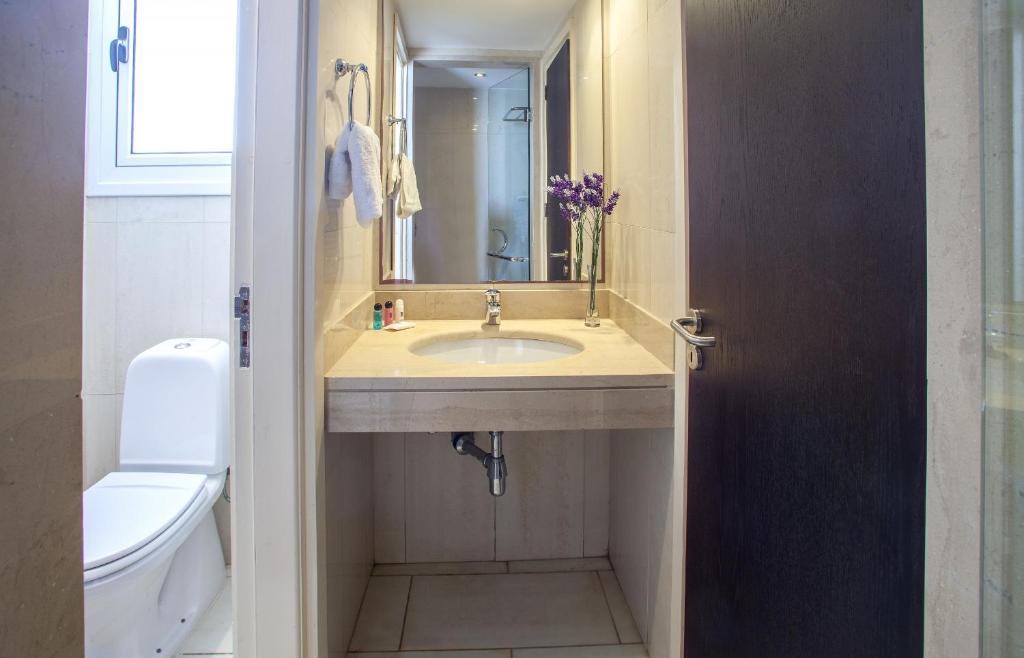 Koupelna v ubytování Protaras Seafront Villa Infinte Aretousa