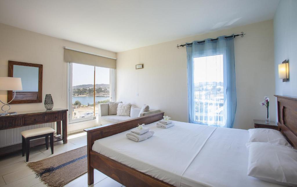 Postel nebo postele na pokoji v ubytování Protaras Seafront Villa Infinte Aretousa