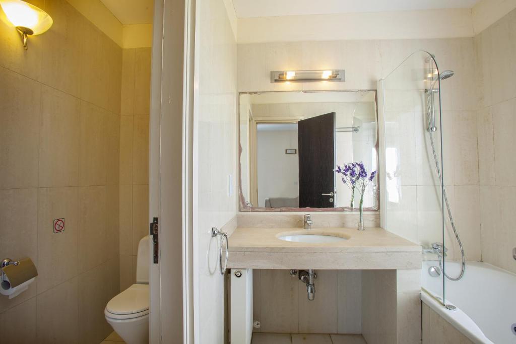 Koupelna v ubytování Protaras Seafront Villa Infinte Aretousa