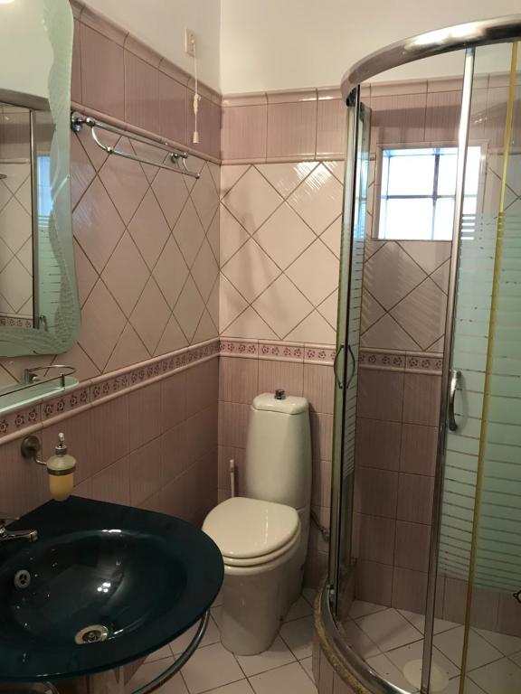 A bathroom at NEFELI apartments