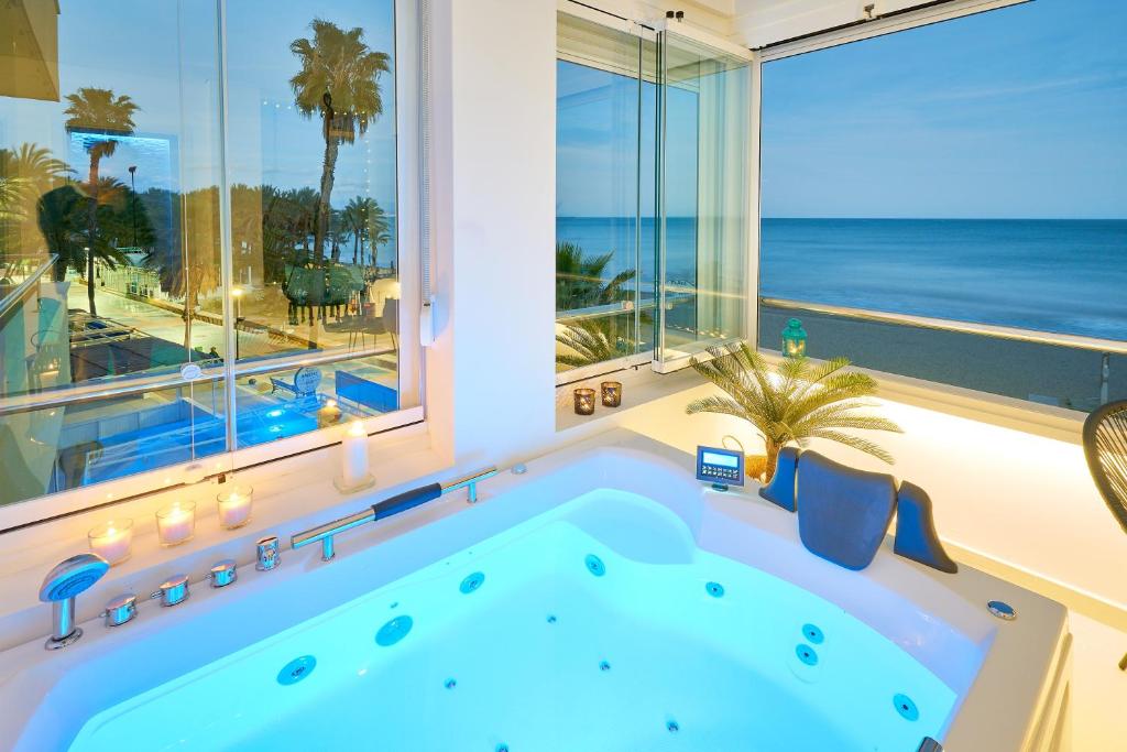 y baño con bañera grande y vistas al océano. en PURO BEACH. Charming apartment with jacuzzi., en Torremolinos