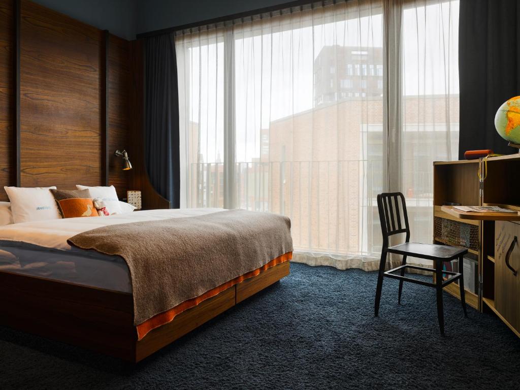Säng eller sängar i ett rum på 25hours Hotel Hamburg HafenCity