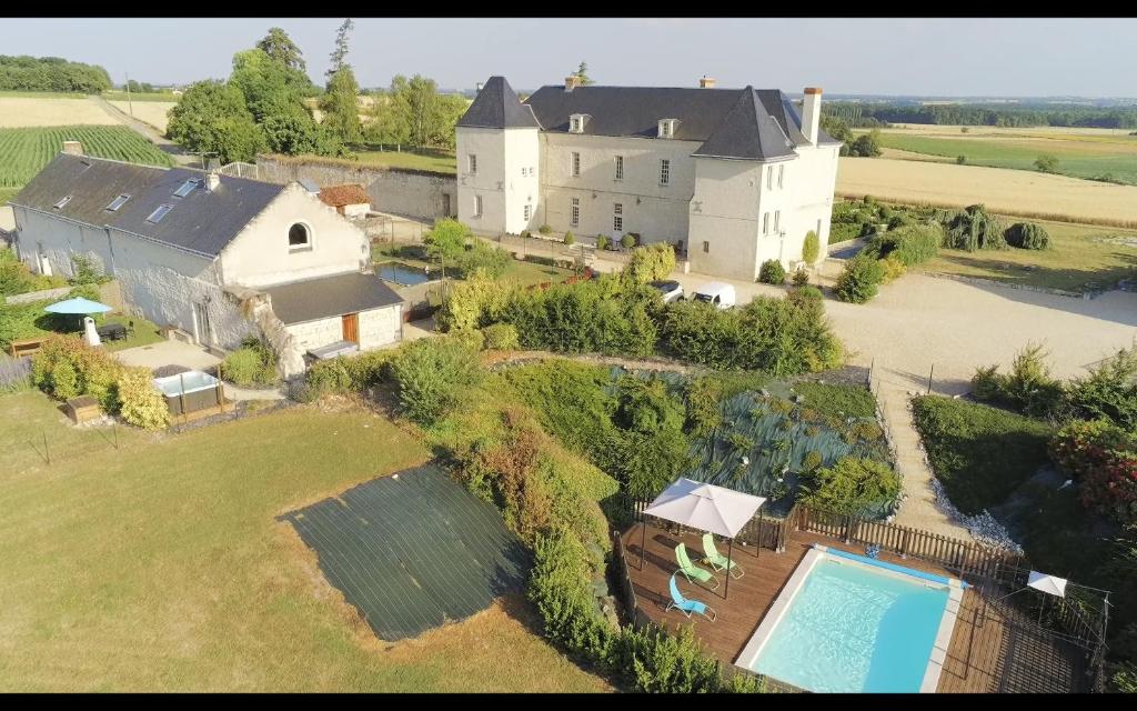 una vista aérea de una casa grande con piscina en Le Médiéval, en Lerné