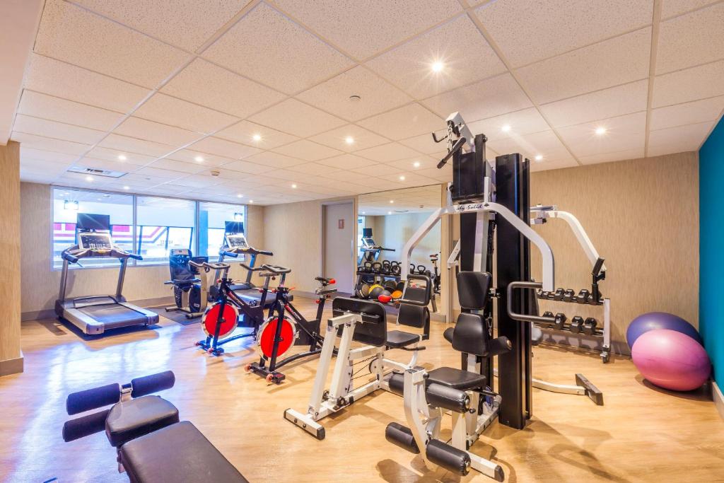 un gimnasio con un montón de equipos de ejercicio. en Holiday Inn Express Hotel & Suites Saint John Harbour Side, an IHG Hotel en Saint John