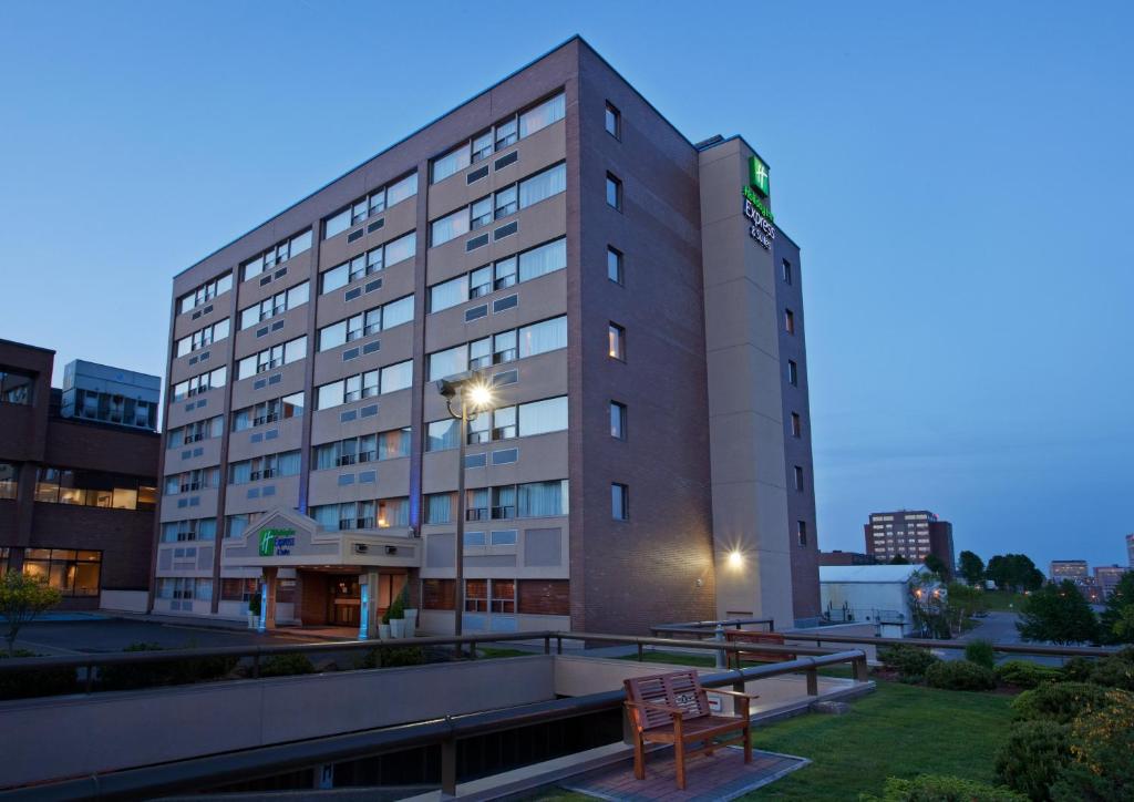 un bâtiment avec un banc devant lui dans l'établissement Holiday Inn Express Hotel & Suites Saint John Harbour Side, an IHG Hotel, à Saint-Jean