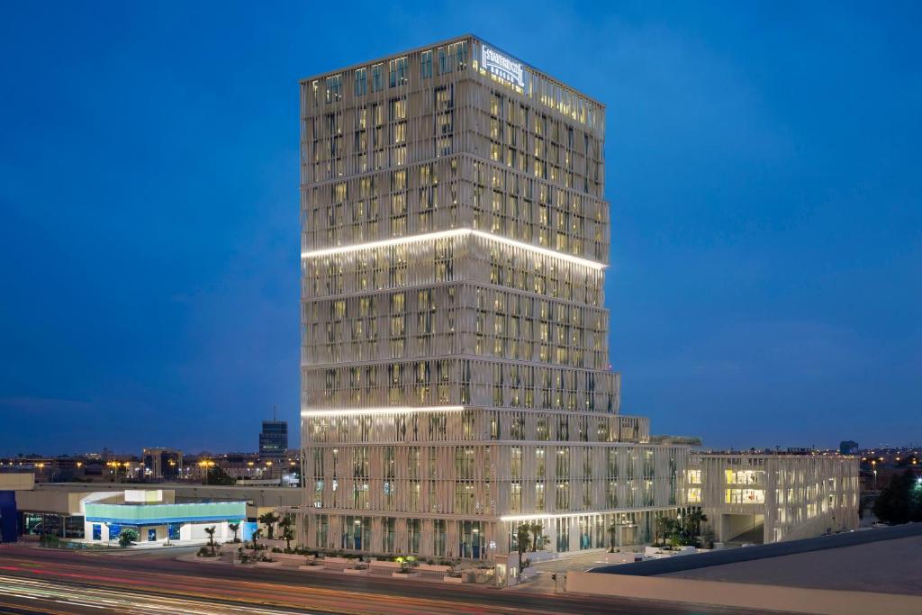 un edificio alto con luces encima en Staybridge Suites Al Khobar, an IHG Hotel en Al Khobar