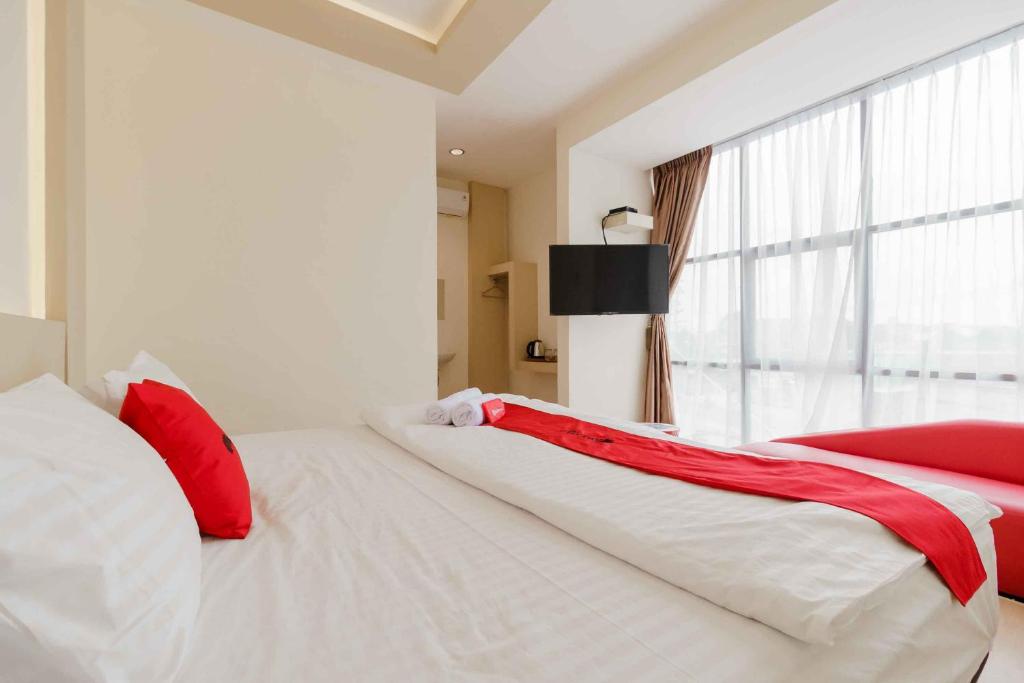 Postel nebo postele na pokoji v ubytování RedDoorz Plus near Millenium ICT Centre Medan 2