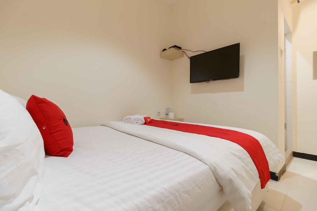 Postel nebo postele na pokoji v ubytování RedDoorz Plus near Millenium ICT Centre Medan 2