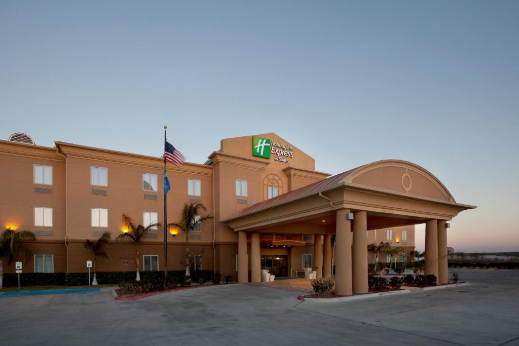 un hotel frente a un edificio con bandera en Holiday Inn Express Hotel & Suites Zapata, an IHG Hotel, en Zapata