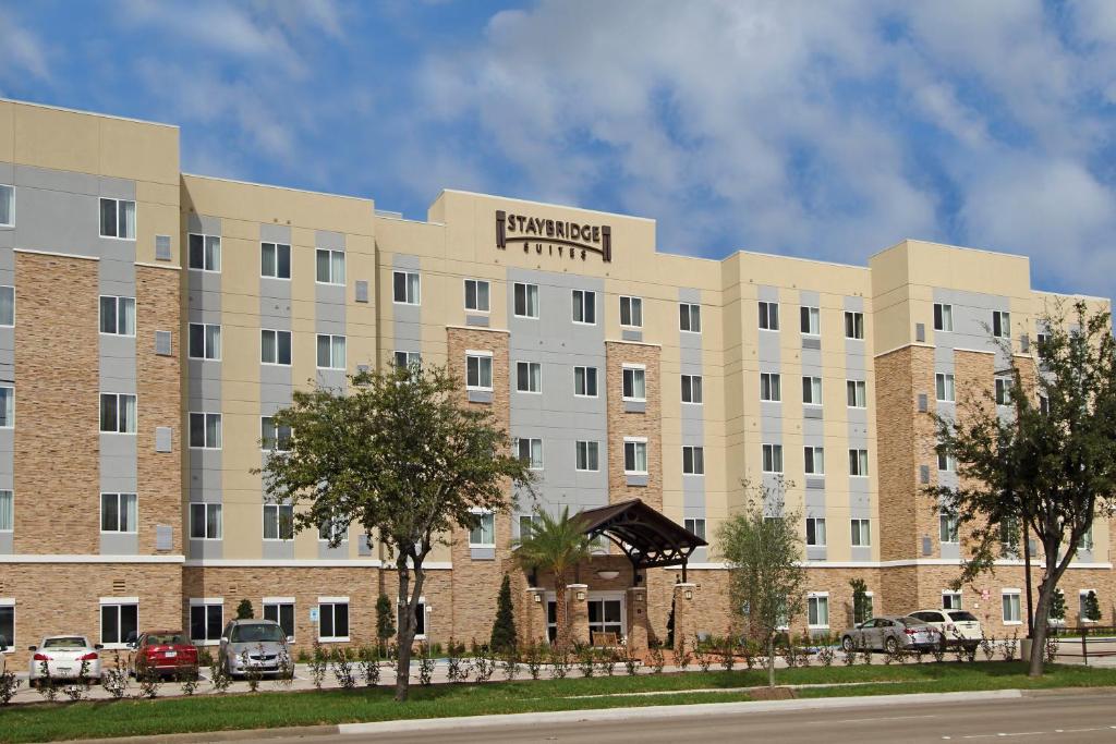 uma representação da frente de um hotel em Staybridge Suites - Houston - Medical Center, an IHG Hotel em Houston