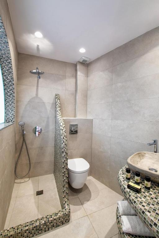 Koupelna v ubytování Nectarios Villa - Studios & Suites Adults Only