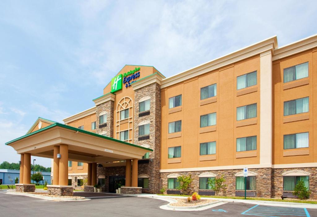 una imagen de un edificio de hotel en Holiday Inn Express Hotel & Suites Mount Airy, an IHG Hotel, en Mount Airy
