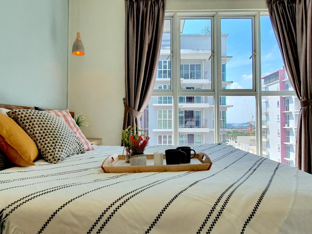 um quarto com uma cama e uma janela grande em Ara Damansara Pacific Place by BeeStay em Petaling Jaya