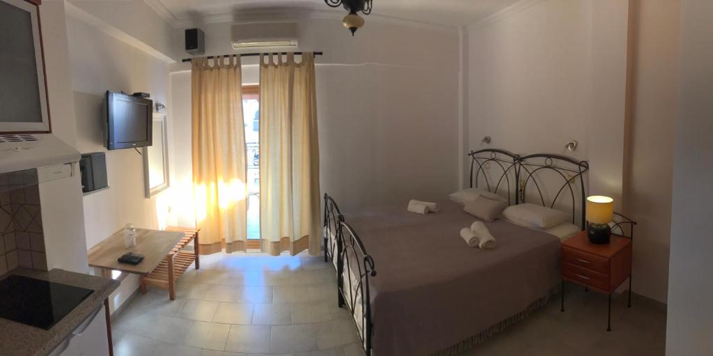 A bed or beds in a room at NEFELI apartments