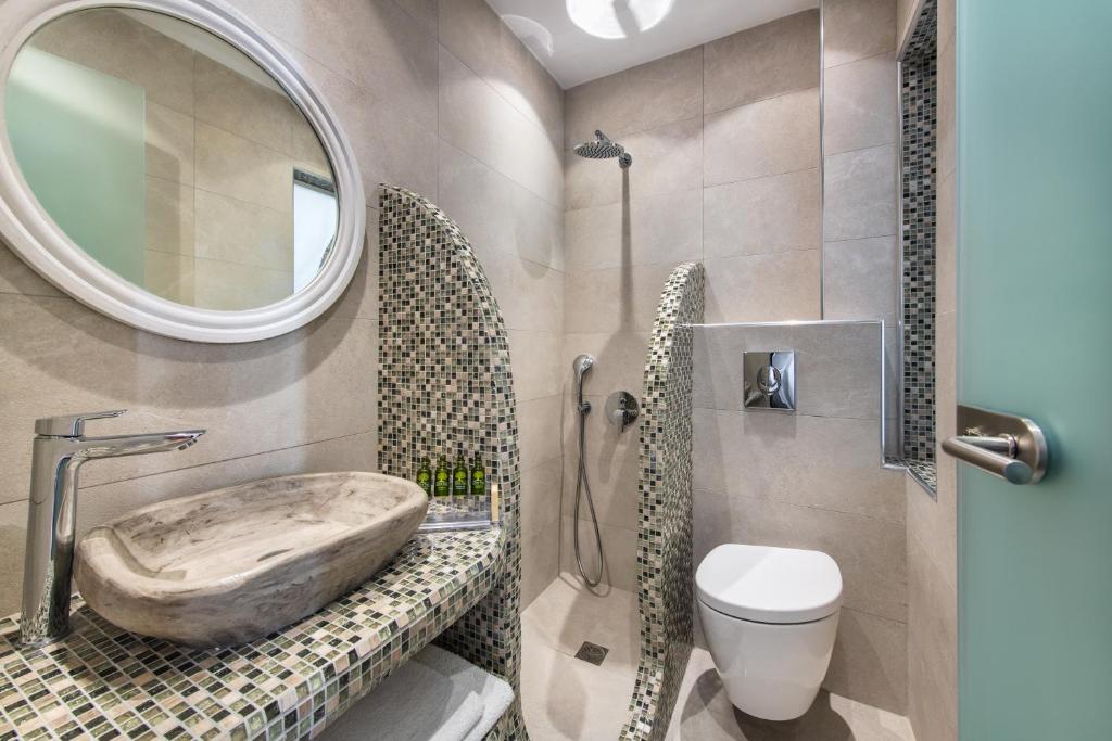 Koupelna v ubytování Nectarios Villa - Studios & Suites Adults Only