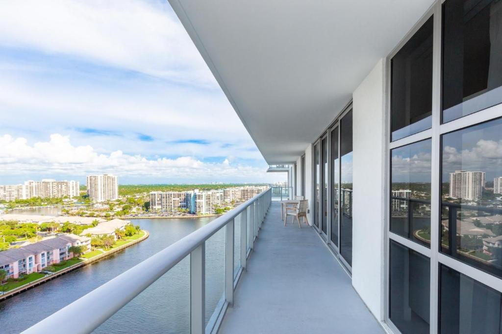 balcón con vistas al río y a los edificios en Luxury Family Rental three bedroom Hyde Beach House Resort Miami 22th floor, en Hallandale Beach