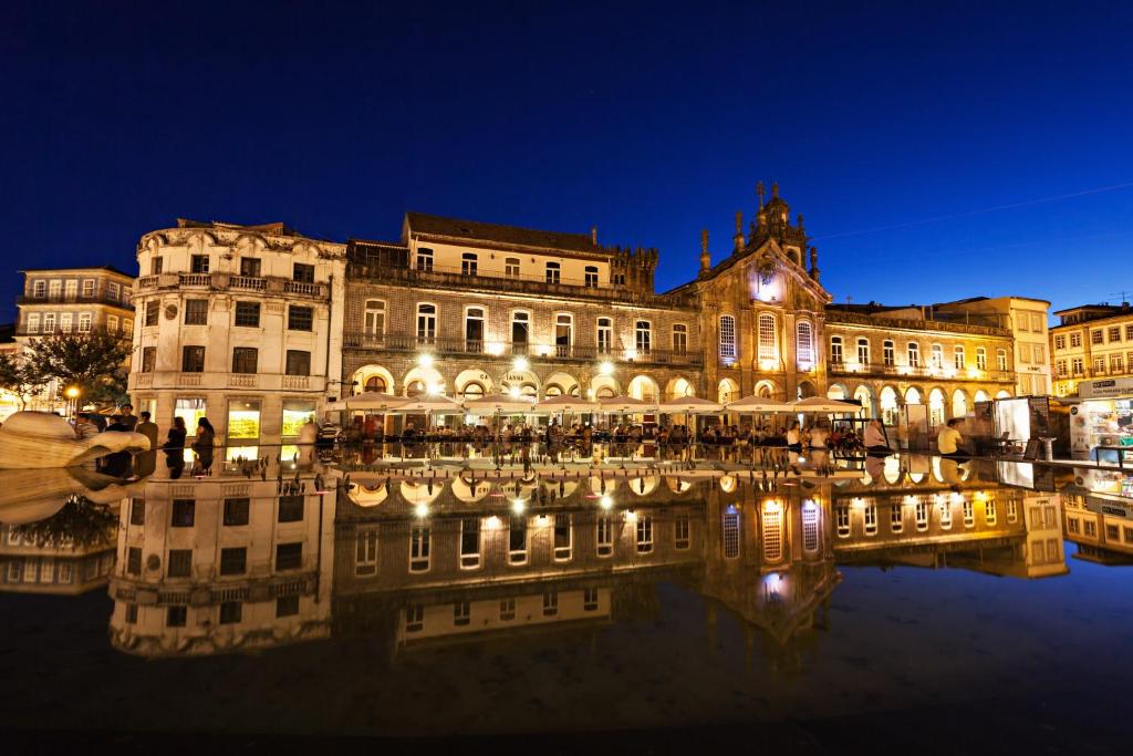 Výhled na řeku, která protéká v blízkosti hotelu