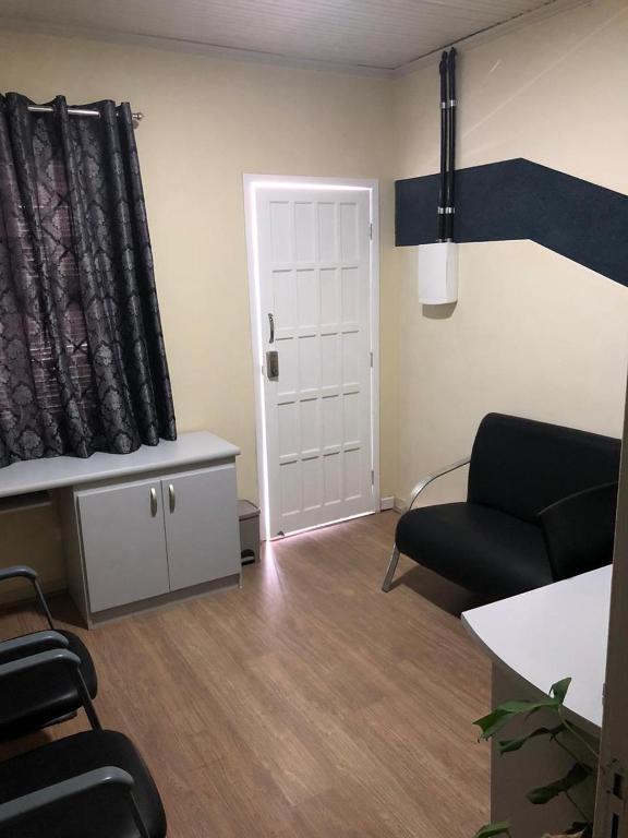  CASA COMPLETA COM 4 SUITES PARA ATE 12 PESSOAS.