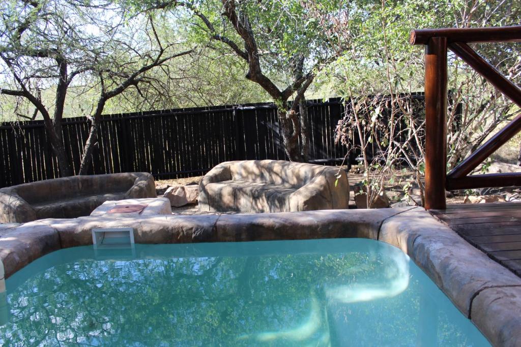 una piscina en un patio junto a una valla en Umhlanga Kruger en Marloth Park