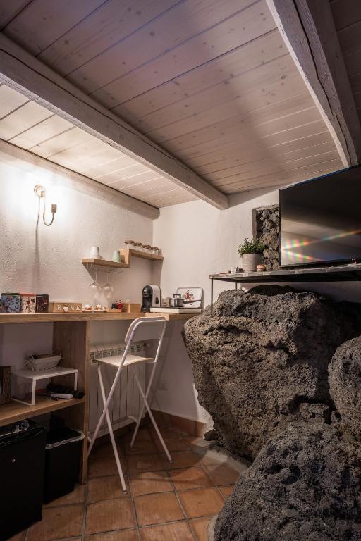 kuchnia z biurkiem i kamieniem w obiekcie B&B La Casetta w mieście Aci Bonaccorsi
