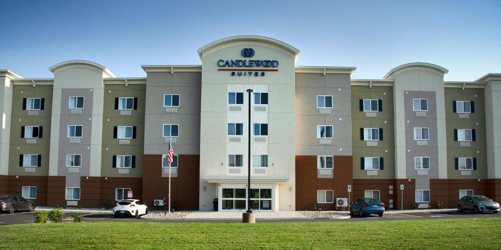 un gran edificio con un cartel en la parte delantera en Candlewood Suites - Lancaster West, an IHG Hotel, en Lancaster