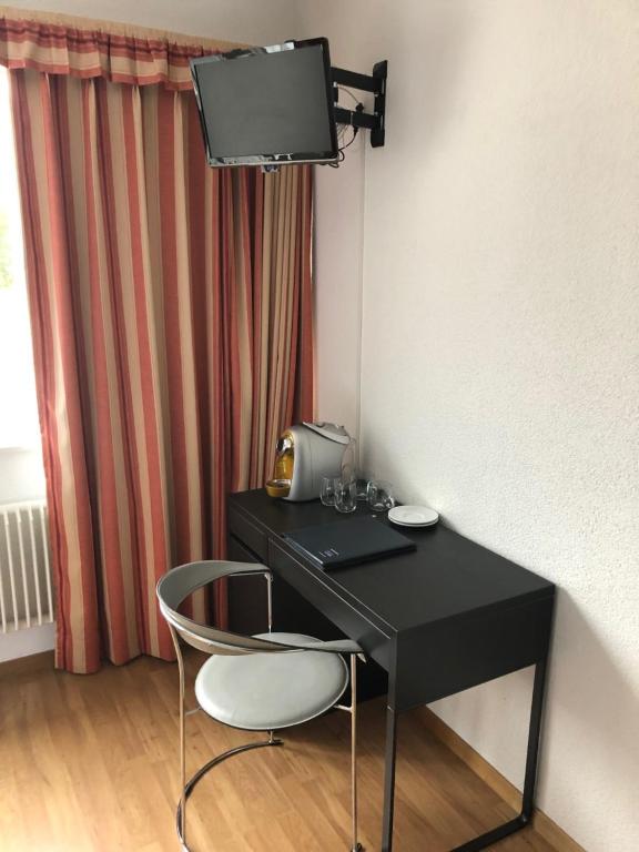 TV a/nebo společenská místnost v ubytování Hotel Les Rives Du Doubs