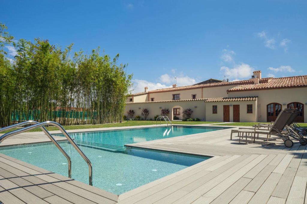 - une piscine en face d'une maison dans l'établissement Boutique Hotel Can Pico, à L'Escala