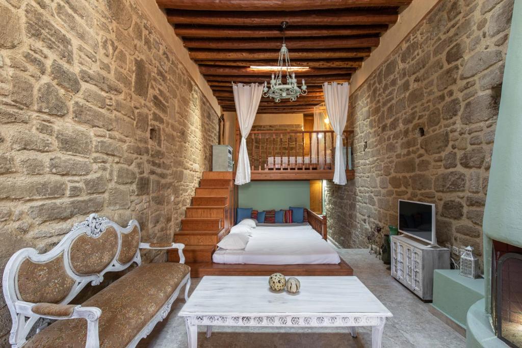 Телевизор и/или развлекательный центр в M-Cube Malona Village House near Lindos