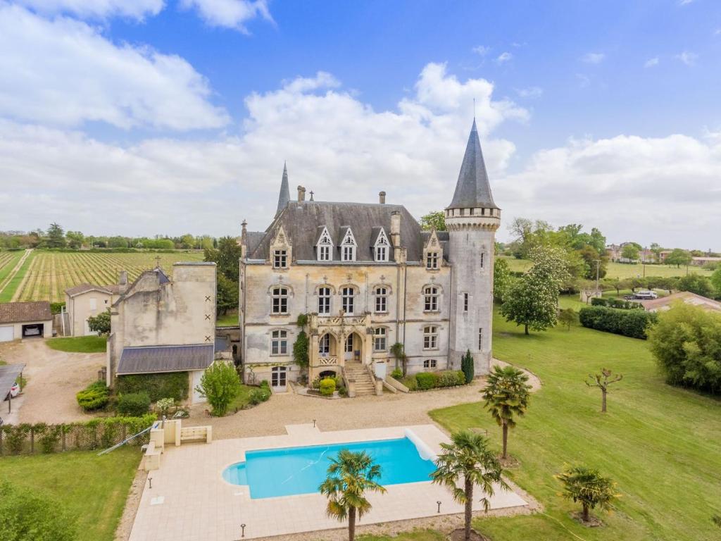 an estate with a castle and a swimming pool at Château Borgeat de Lagrange - privatisation in Blaye