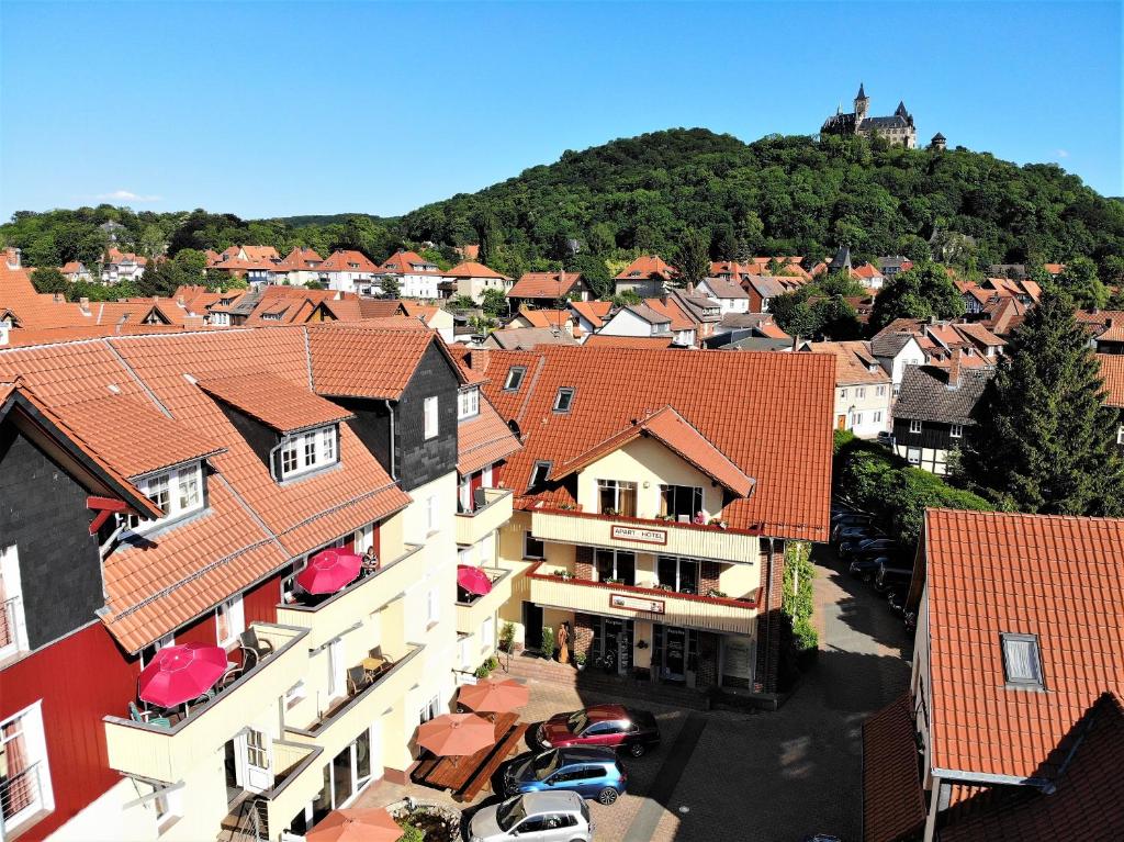 une vue aérienne sur une ville avec des maisons et des voitures dans l'établissement Apart Hotel Wernigerode, à Wernigerode