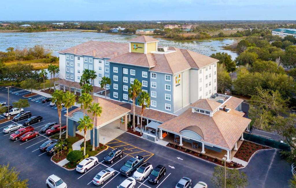 uma vista aérea de um hotel com carros estacionados num parque de estacionamento em EVEN Hotels Sarasota-Lakewood Ranch, an IHG Hotel em Sarasota