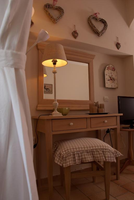 TV a/nebo společenská místnost v ubytování Amboula Beach Apartments