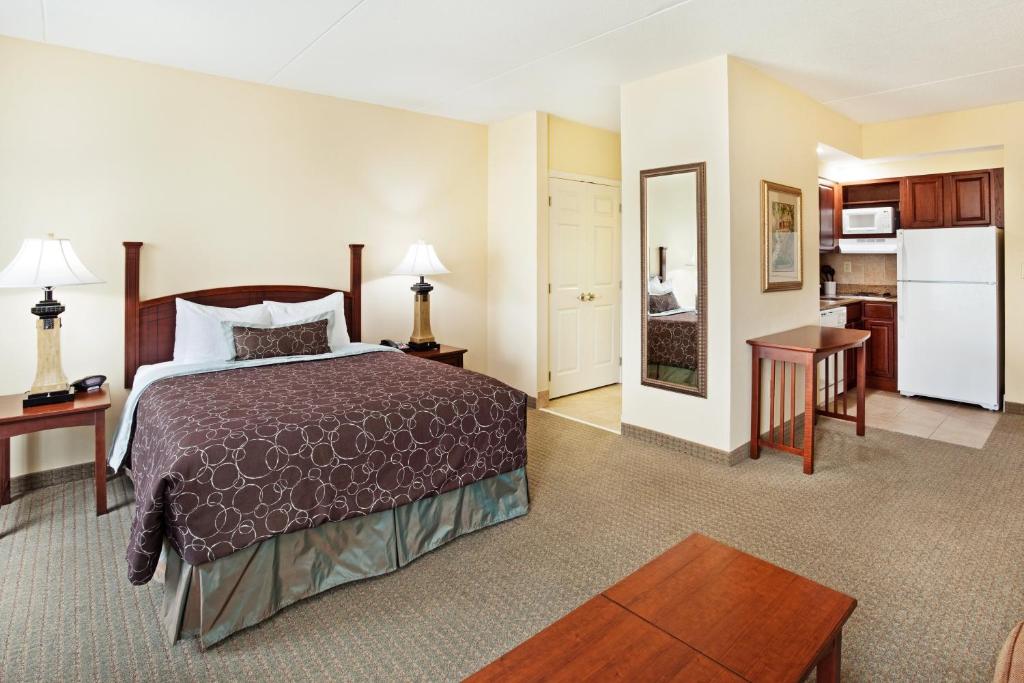 a hotel room with a bed and a kitchen at Staybridge Suites-Knoxville Oak Ridge by IHG in Oak Ridge