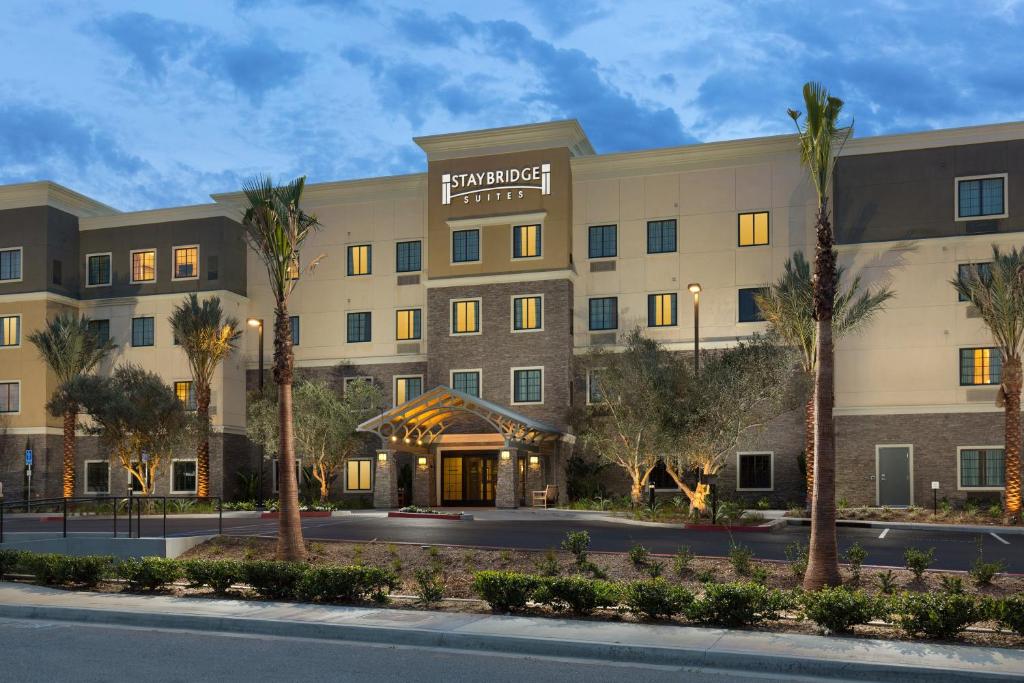 una rappresentazione del deserto di palme delle suite dell'Hampton Inn di Staybridge Suites Corona South, an IHG Hotel a Corona