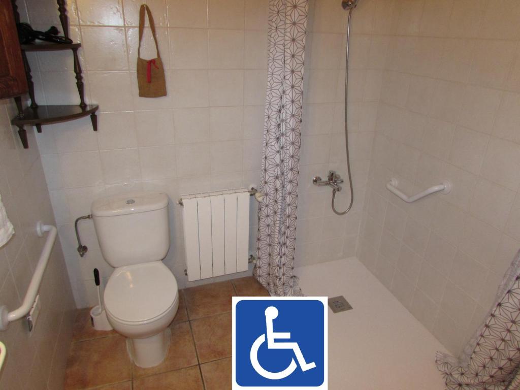 Un baño de Apartamentos Rurales Fuente de Marzo
