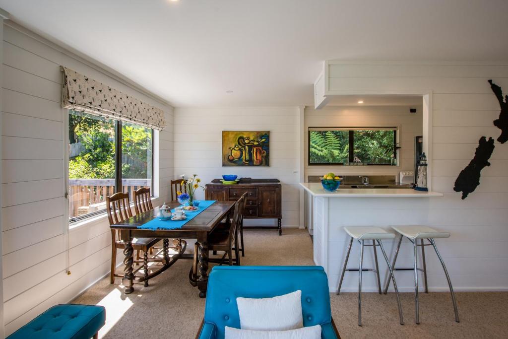 Φωτογραφία από το άλμπουμ του Franks Treehouse - Oneroa Holiday Home σε Oneroa