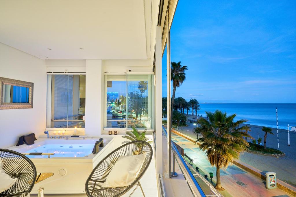 PURO BEACH. Charming apartment with jacuzzi - Jacuzzi privado en la habitación en Torremolinos