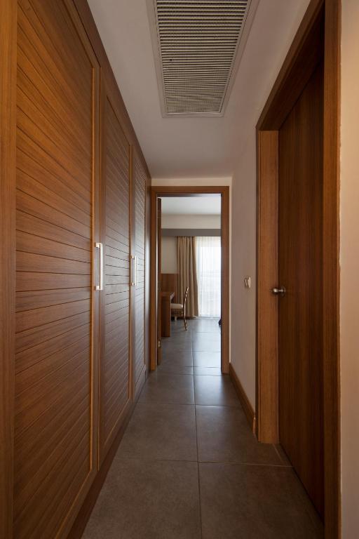 AQI Pegasos World - Family Room With Side Sea View