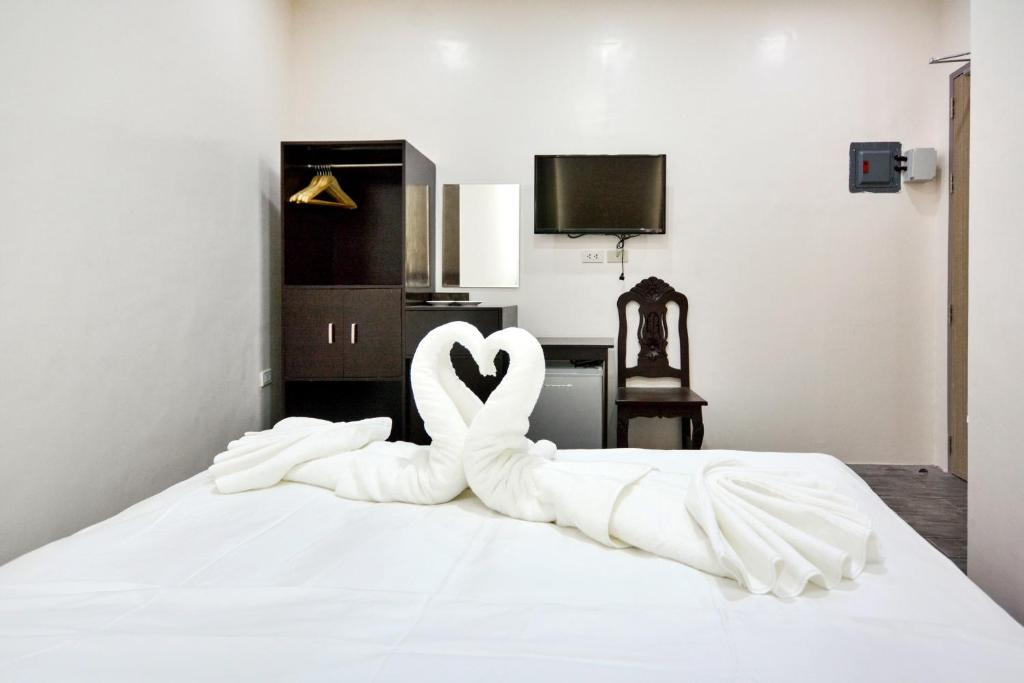 Postel nebo postele na pokoji v ubytování Emerald Island Hotel