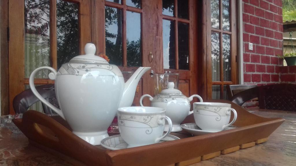Příslušenství pro přípravu čaje a kávy v ubytování Opal Cottage Ella